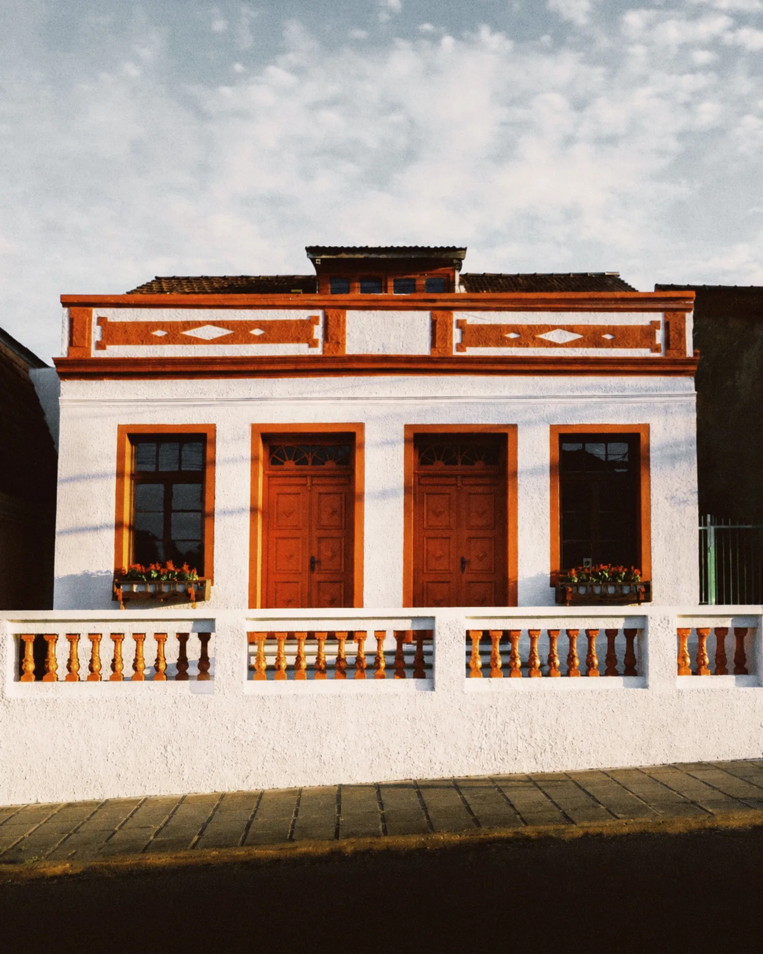 Fachada histórica da Casa Hamburgo durante o dia